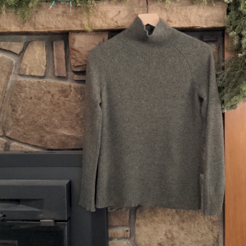 Theory 100% cashmere turtleneck sweater in petite (size 0)